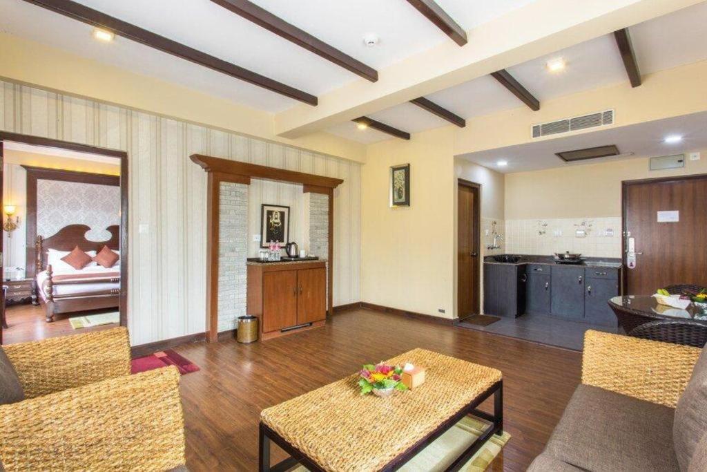 Da Yatra Courtyard Hotel & Resort Pokhara Kültér fotó